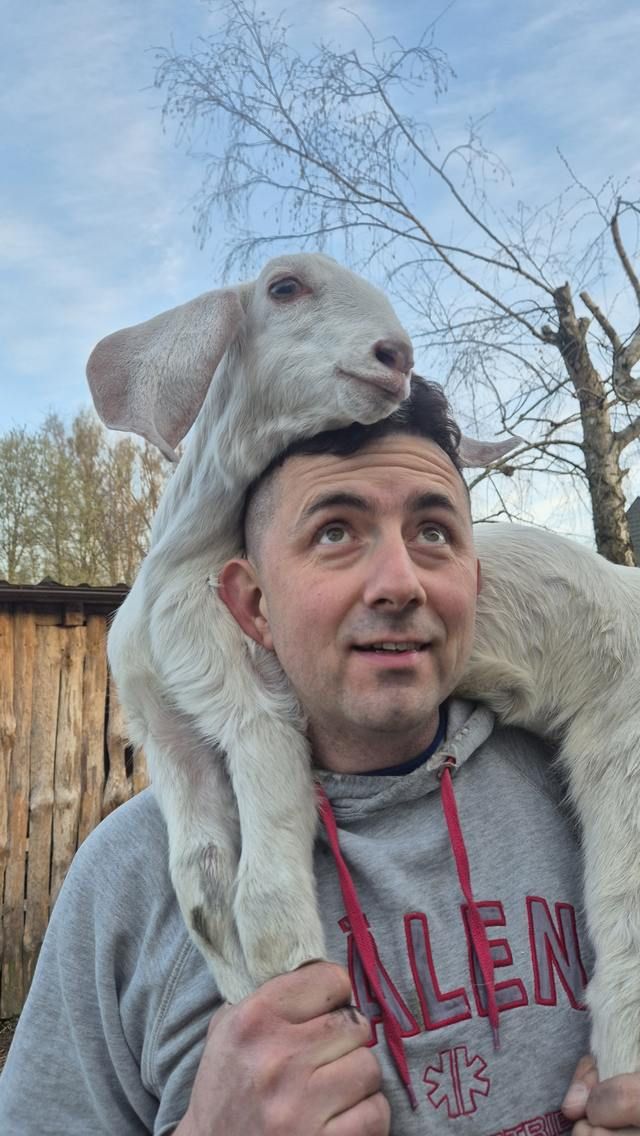 Artur Mielko z kozą na ramionach